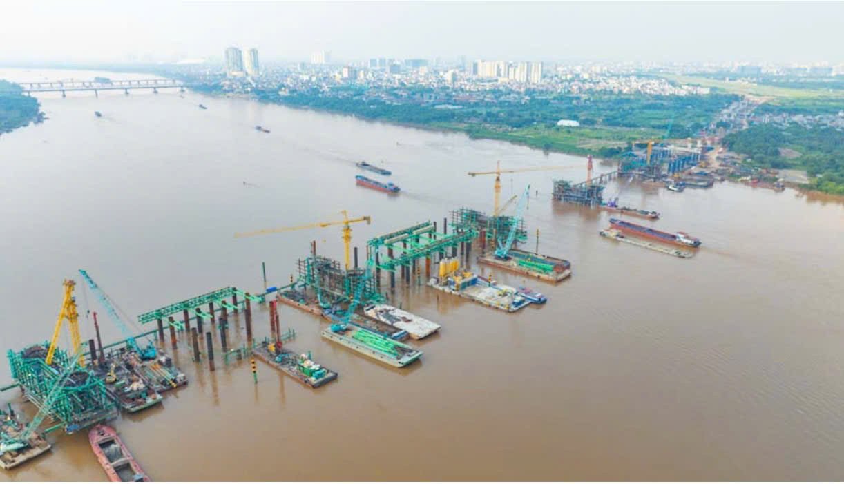 Công trường cầu Trần Hưng Đạo nhìn từ trên cao, các trụ cầu và cần cẩu giữa sông Hồng